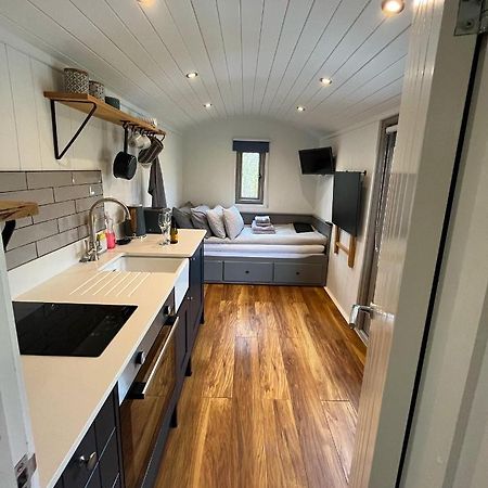 Luxury Shepherds Hut - The Moorhen By The Lake ยอร์ค ภายนอก รูปภาพ