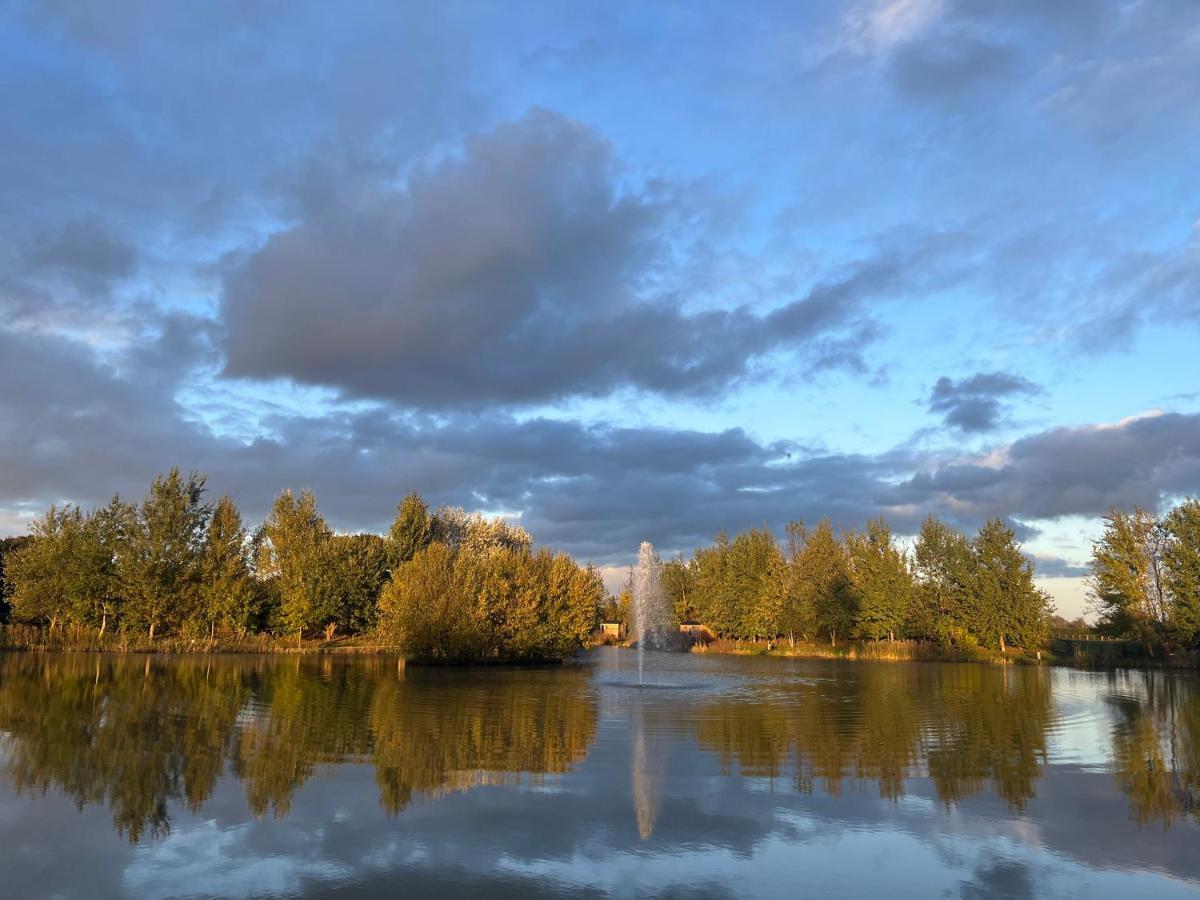 Luxury Shepherds Hut - The Moorhen By The Lake ยอร์ค ภายนอก รูปภาพ