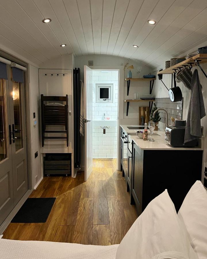 Luxury Shepherds Hut - The Moorhen By The Lake ยอร์ค ภายนอก รูปภาพ