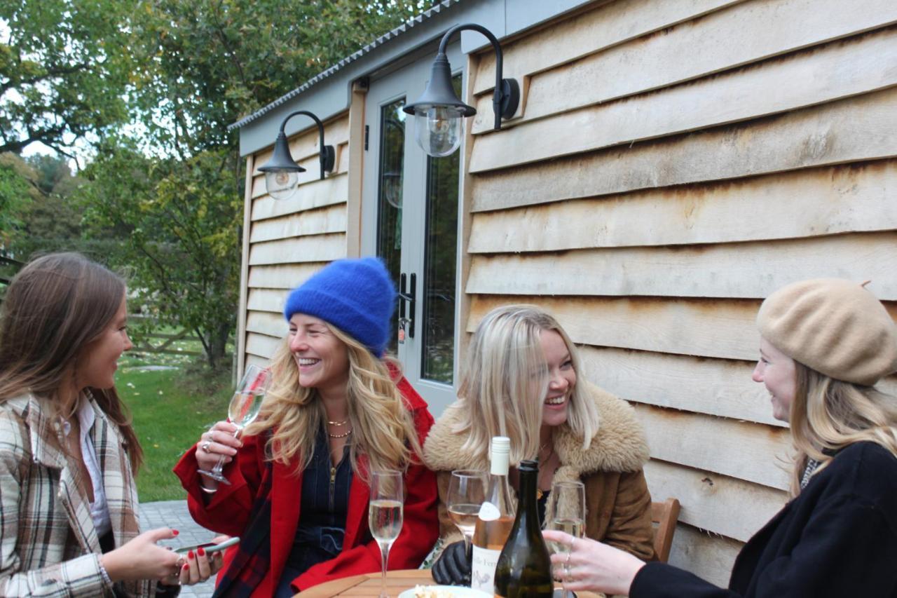 Luxury Shepherds Hut - The Moorhen By The Lake ยอร์ค ภายนอก รูปภาพ