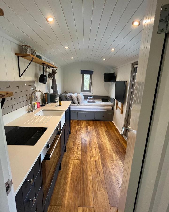 Luxury Shepherds Hut - The Moorhen By The Lake ยอร์ค ภายนอก รูปภาพ