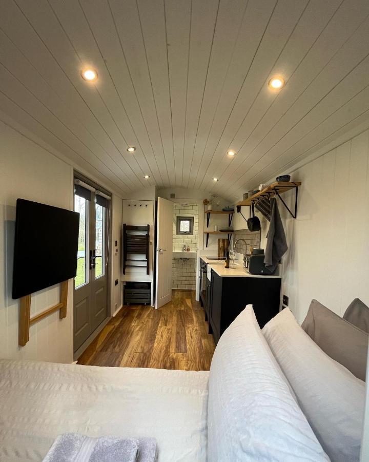 Luxury Shepherds Hut - The Moorhen By The Lake ยอร์ค ภายนอก รูปภาพ