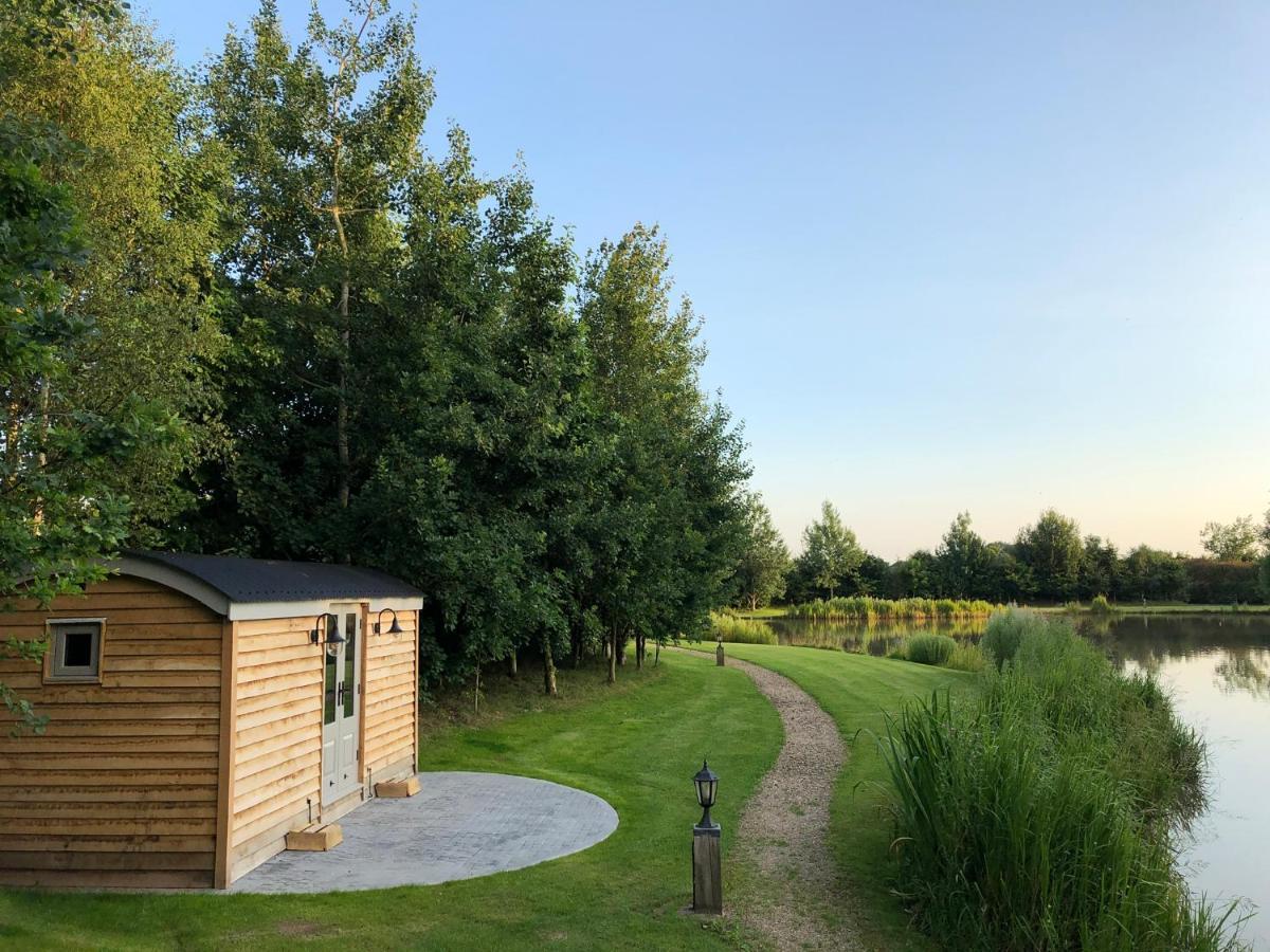 Luxury Shepherds Hut - The Moorhen By The Lake ยอร์ค ภายนอก รูปภาพ