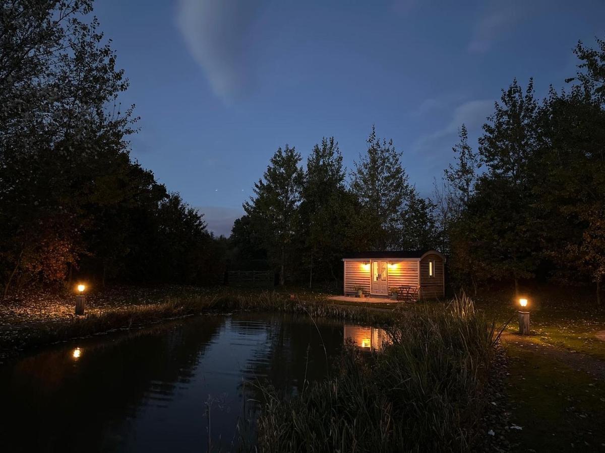 Luxury Shepherds Hut - The Moorhen By The Lake ยอร์ค ภายนอก รูปภาพ