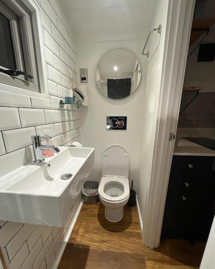 Luxury Shepherds Hut - The Moorhen By The Lake ยอร์ค ภายนอก รูปภาพ