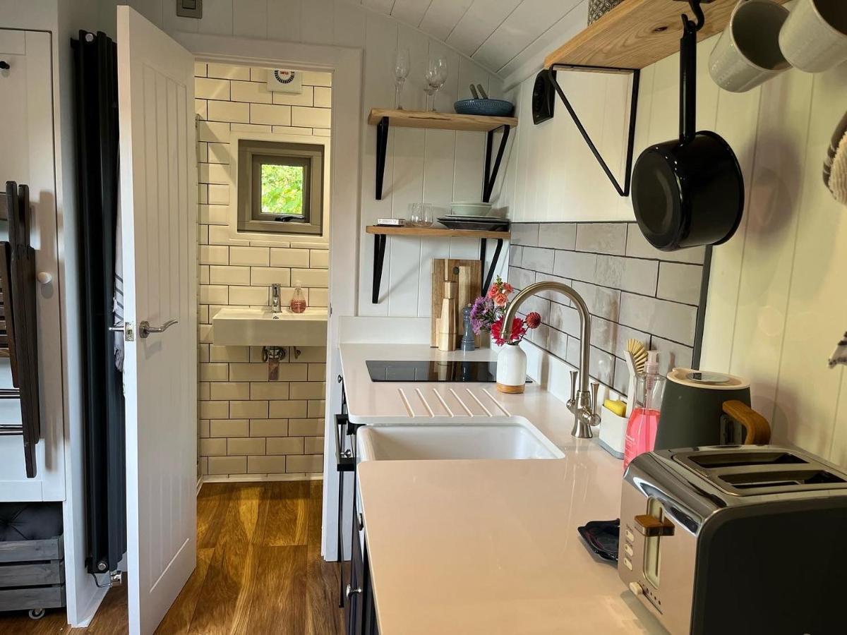 Luxury Shepherds Hut - The Moorhen By The Lake ยอร์ค ภายนอก รูปภาพ