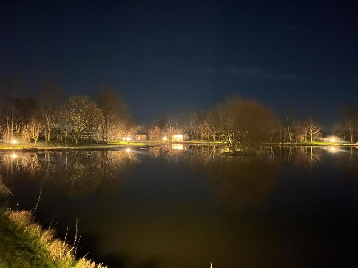 Luxury Shepherds Hut - The Moorhen By The Lake ยอร์ค ภายนอก รูปภาพ